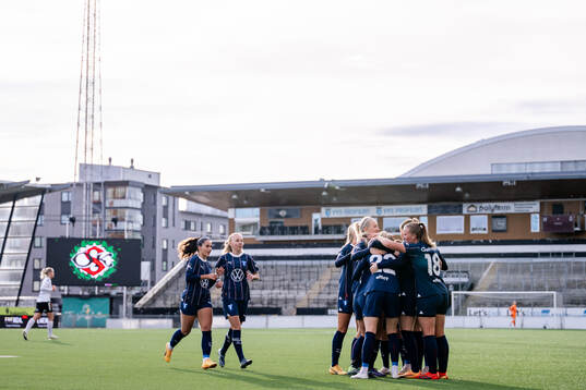 Malmö FFs spelare jublar med Beatrice Persson