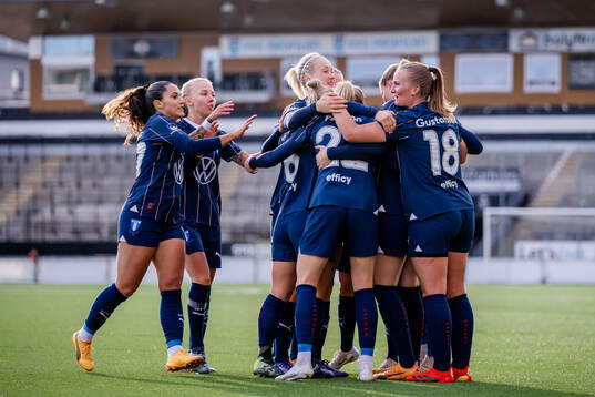 Malmö FFs spelare jublar med Beatrice Persson