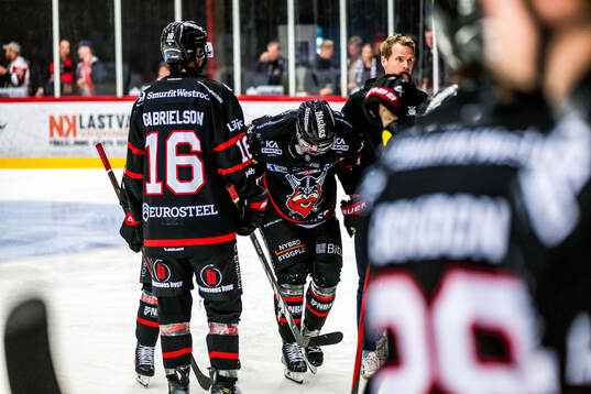 Nybros Anton Svensson lämnar planen