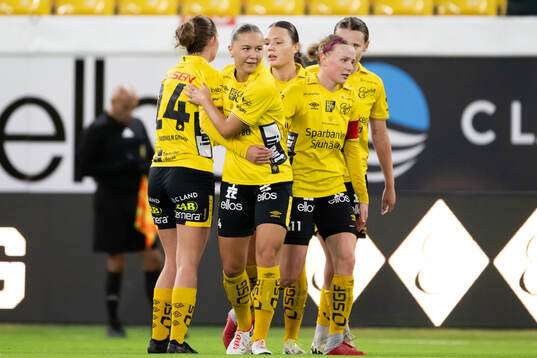 Elfsborgs Ellen Nilsson jublar med lagkamrater