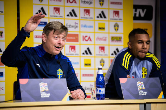 Head coach Jon Dahl Tomasson and Isak Hien of the Swedish