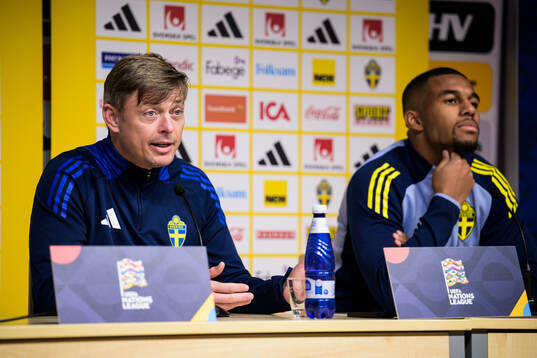Head coach Jon Dahl Tomasson and Isak Hien of the Swedish