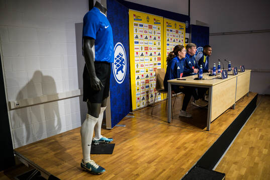 Media officer Petra Thorén, head coach Jon Dahl Tomasson