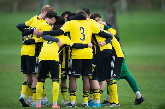 IFK Hässleholms samling före avspark i matchen i U19