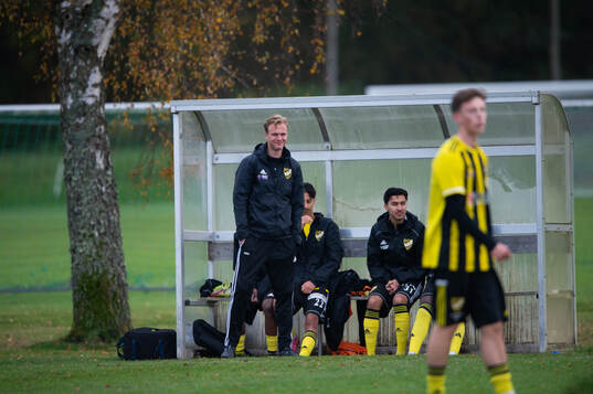 IFK Hässleholms  tränare Filip Jönsson i matchen i U19