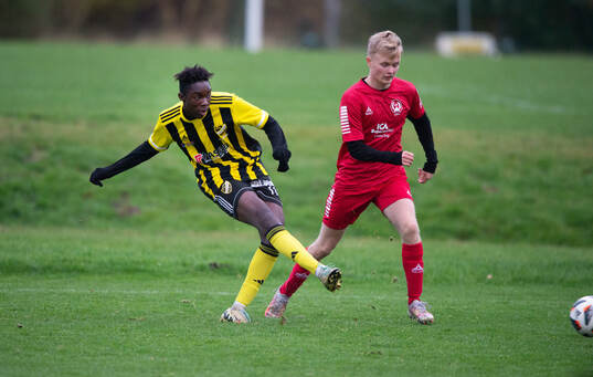 IFK Hässleholms Wisdom Anaedo skjuter 3-1 i matchen i U19