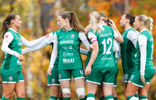 Alingsås spelare jublar med Alma Öberg