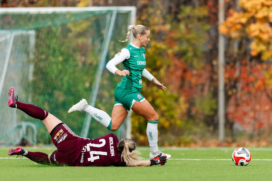 Sunnanås målvakt Lisa Sjögren och Alingsås Moa Öhman