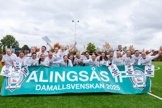Alingsås spelare jublar