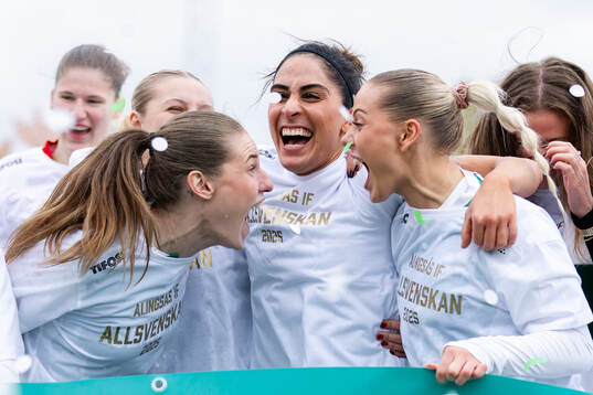 Alingsås spelare jublar