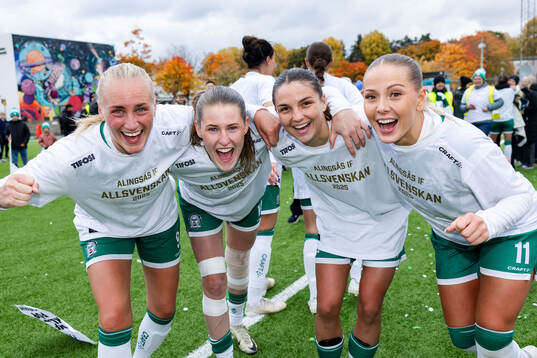 Alingsås spelare jublar