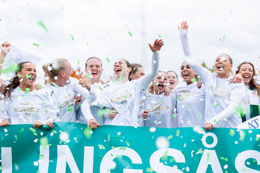 Alingsås spelare jublar