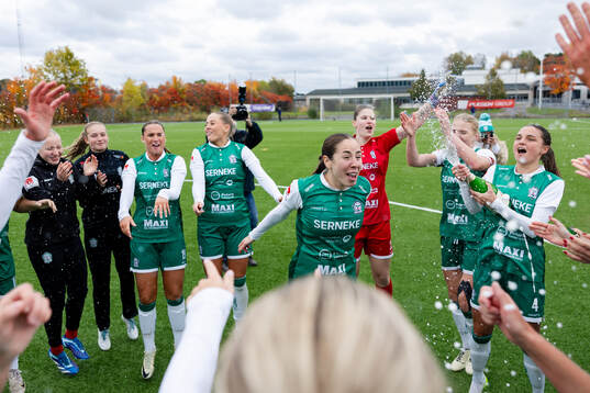 Alingsås spelare jublar