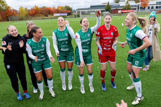 Alingsås spelare jublar
