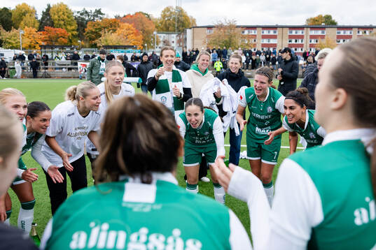 Alingsås spelare jublar