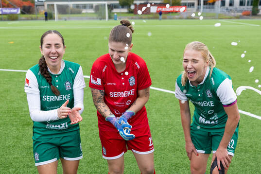 Alingsås Johanna Barth, målvakt Tea Olin och Moa Jarl