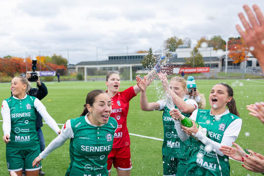Alingsås Johanna Barth och Alexandra Roholt  jublar över