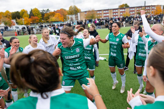 Alingsås Tove Lorén (mitten) jublar över avancemanget