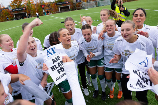 Alingsås spelare jublar över avancemanget till