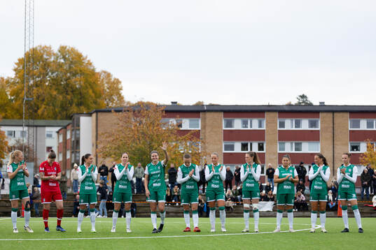 Alingsås spelare på line up innan fotbollsmatchen i