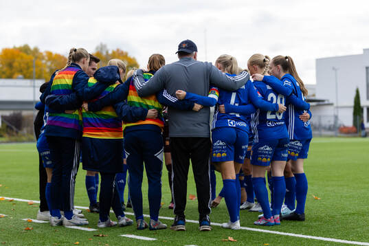 Sunnanås spelare samlade innan fotbollsmatchen i Elitettan