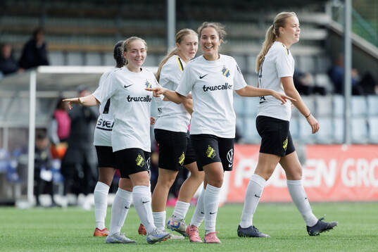 AIKs Elin Nordstrand och Janelle Yilmaz jublar