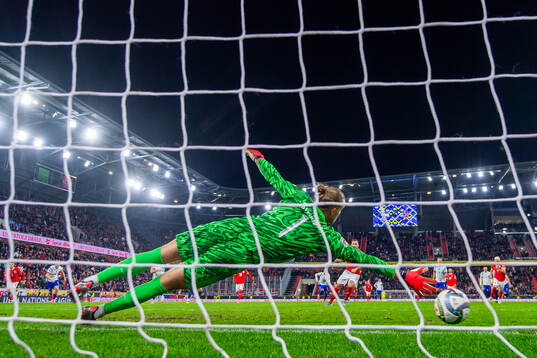 Marko Arnautovic of Austria scores the 2-1 goal past
