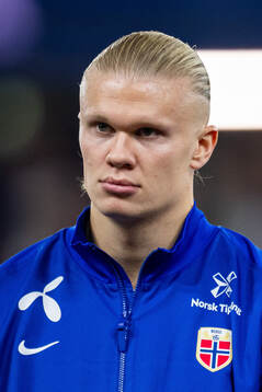 Erling Braut Haaland of Norway line up
