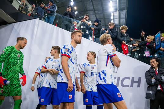 Kristoffer Ajer and players of Norway at half-time