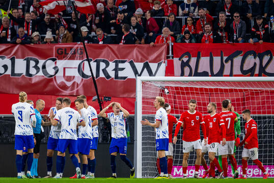 Andreas Hanche-Olsen and players of Norway react