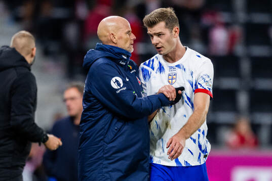 Head coach Ståle Solbakken and Alexander Sørloth of Norway
