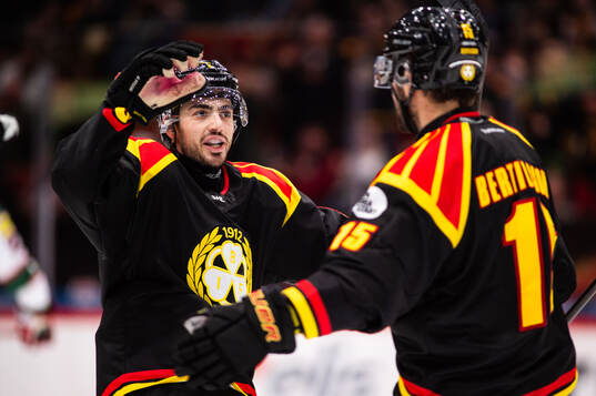 Brynäs Bobby Trivigno och Simon Bertilsson jublar