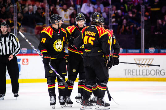 Brynäs Oskar Lindblom jublar med lagkamrater