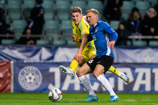 Viktor Gyökeres of Sweden and Jonas Tamm of Estonia
