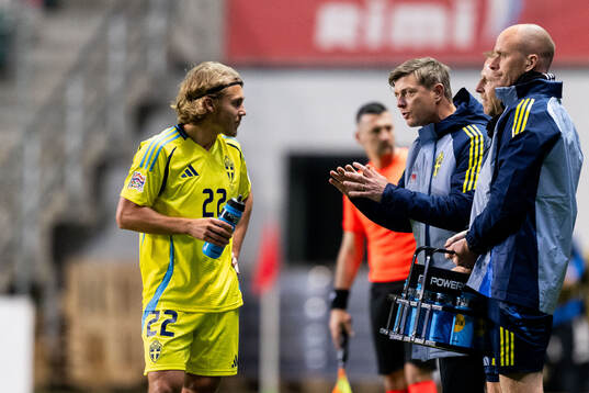 Sebastian Nanasi and head coach Jon Dahl Tomasson of Sweden