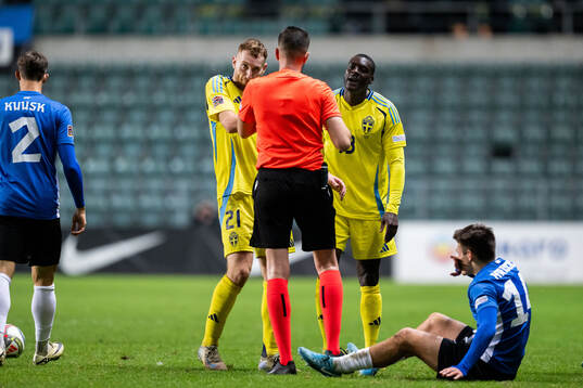 Dejan Kulusevski and Ken Sema of Sweden talks to referee