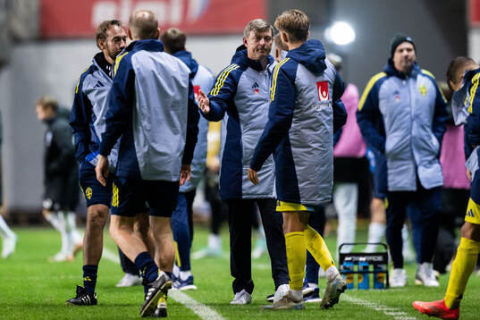 Head coach Jon Dahl Tomasson and Anton Salétros of Sweden