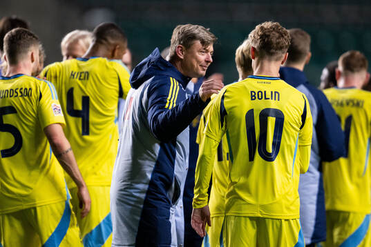 Head coach Jon Dahl Tomasson and Hugo Bolin of Sweden