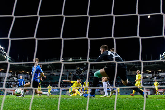 Viktor Gyökeres of Sweden scores 0-3 behind goalkeeper