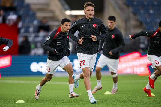 Serdar Saatçı of Turkey warms up