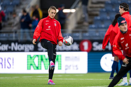 Elias Hoff Melkersen of Norway warms up