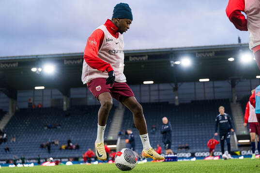 Joel Mugisha of Norway warms up