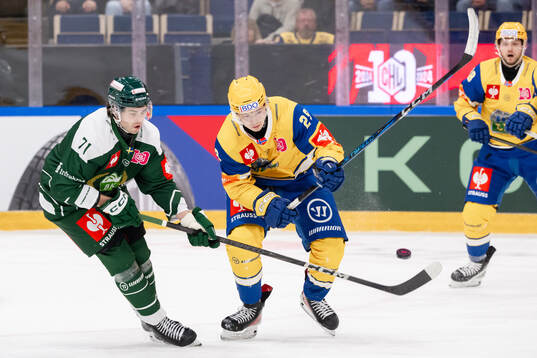 Viktor Lodin of Färjestad  and David Aas-Larsen of