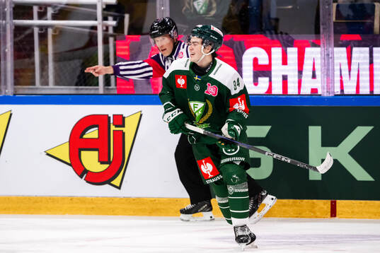 Elias Straume Vatne of Färjestad  celebrates
