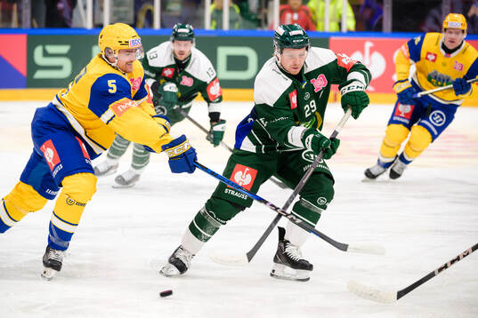 Joe Gatenby of Storhamar and Oscar Steen of Färjestad