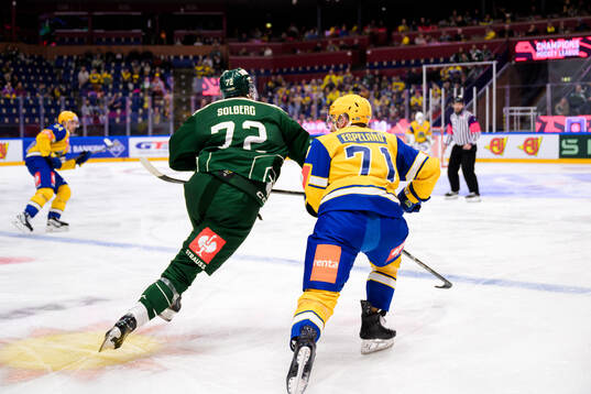 Stian Solberg of Färjestad  and Stefan Espeland of