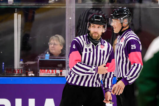 Referee Marcus Linde and TobiasBjörk