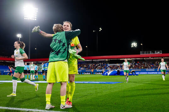 Goalkeeper Moa Edrud and Anna Tamminen of Hammarby