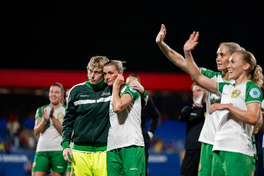 goalkeeper Moa Edrud and Thea Sørbo of Hammarby looks