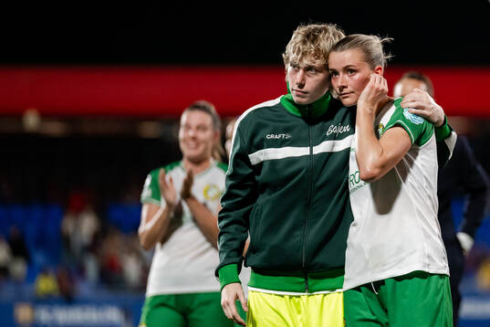 Goalkeeper Moa Edrud and Thea Sørbo of Hammarby looks